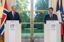Le Premier ministre norvégien Jonas Gahr Støre et Emmanuel Macron à Paris, le 27 mai 2026.
