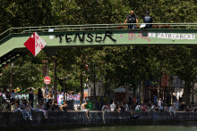 Des agents de la police municipale patrouillent sur le pont Passerelle Emmanuelle-Riva pour empêcher les gens de se baigner dans le canal Saint-Martin pendant la vague de chaleur à Paris, le 27 mai 2026.