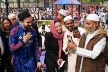 Zohran Mamdani participe à une prière de l'Aïd au Macombs Dam Park, à New-York, mercredi 27 mai 2026, aux côtés de fidèles musulmans.