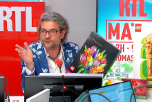 Olivier Dauvers sur RTL, en compagnie d'un des bouquets de fleurs Lego assemblables