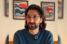 Le coiffeur Yoan Louis, sosie non officiel de Pierre Niney