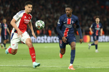 William Saliba au duel avec Ousmane Dembélé le 7 mai 2025 au Parc des Princes