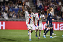 La milieu de terrain haïtienne de l'OL Melchie Dumornay exulte après avoir marqué un but lors de la finale du championnat de France de football féminin (L1) opposant l'OL Lyonnes au Paris FC, le 29 mai 2026.
