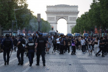 Des CRS et des supporters du PSG sur les Champs-Élysées, à Paris, le 30 mai 2026, à l'occasion de la finale de la Ligue des champions contre Arsenal.