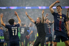 Luis Enrique et les joueurs du PSG célèbrent leur titre après la finale de Ligue des champions contre Arsenal, le 30 mai 2026 à Budapest.