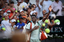 Le Français Moïse Kouamé salue la foule en quittant le court à l'issue de sa défaite contre le Chilien Alejandro Tabilo, sur le court Suzanne-Lenglen de Roland-Garros à Paris, le 30 mai 2026.