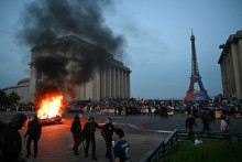 Une voiture incendiée alors que les supporters du PSG célèbrent la victoire de leur équipe lors de la finale de la Ligue des champions sur la place du Trocadéro, face à la tour Eiffel à Paris, le 30 mai 2026.