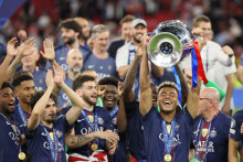 Désiré Doué soulevant le trophée de la Ligue des champions, le 30 mai 2026