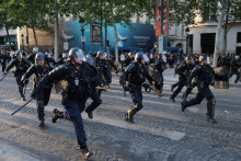 Des CRS dispersent des émeutiers sur les Champs-Elysées, le 30 mai 2026.