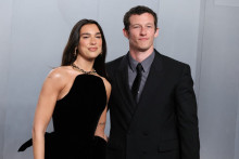 Dua Lipa et son compagnon Callum Turner le 15 mars 2026 à Los Angeles.