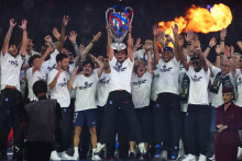 Le capitaine du PSG Marquinhos soulève le trophée de la Ligue des champions au Parc des Princes, le 31 mai 2026
