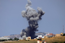 Cette photographie, prise dans la région de Marjayoun, au sud du Liban, montre de la fumée s'élevant du site d'une frappe israélienne à Kfar Tibnit le 31 mai 2026.