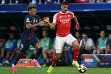 William Saliba au duel avec Désiré Doué lors de la finale de Ligue des champions PSG-Arsenal, le 30 mai 2026 à Budapest.