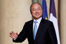 Masayoshi Son, patron de Softbank, sur le perron de l'Élysée le 1er juin 2026 à Paris.