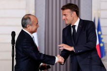 Emmanuel Macron serre la main du président-directeur général du groupe SoftBank, Masayoshi Son à l’Elysée le 1er juin 2026 à l’occasion de Choose France.