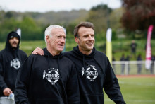 Le sélectionneur des Bleus Didier Deschamps et le président de la République Emmanuel Macron en marge d'un match de charité pour le Variétés Club de France, le 24 avril 2024 à Plaisir.