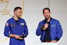 L''astronaute français Thomas Pesquet (à droite), aux côtés de l'astronaute français Arnaud Prost, au palais de l'Élysée à Paris, le 5 février 2026.