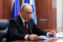 Le chef d'Etat russe Vladimir Poutine lors d'une réunion  avec le chef de la région autonome de Tchoukotka à Anadyr (Russie), après sa visite en Alaska avec Donald Trump.