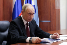 Le chef d'Etat russe Vladimir Poutine lors d'une réunion  avec le chef de la région autonome de Tchoukotka à Anadyr (Russie), après sa visite en Alaska avec Donald Trump.