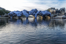 L'installation de "La Caverne", la dernière œuvre du photographe et artiste de rue français JR, sur le pont du Pont-Neuf à Paris, le 1er juin 2026.
