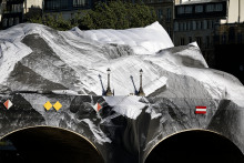 "La Caverne" du Pont Neuf, la dernière œuvre de l'artiste de rue et photographe français JR, sur le pont du Pont-Neuf, a été endommagée et déchirée par le vent ce 2 juin 2026.