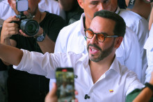 Le candidat à la présidence colombienne Abelardo de la Espriella, du mouvement Salvadores de la Patria, salue ses partisans alors qu'il vote dans un bureau de vote à Barranquilla, en Colombie, le 31 mai 2026.