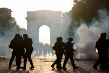 Des policiers des CRS patrouillent sur les Champs-Élysées, lors de la finale de la Ligue des champions de l'UEFA opposant le Paris Saint-Germain (PSG) à Arsenal FC à Budapest, à Paris, le 30 mai 2026.