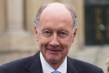Yves de Gaulle, petit-fils de Charles de Gaulle, assiste à une cérémonie commémorant la fin de la Seconde Guerre mondiale, à Paris, le 8 mai 2024.