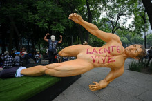 Un manifestant à côté d'une sculpture renversée pour la Coupe du monde, qui a été démontée lors d'une manifestation organisée par la Coordination nationale des travailleurs de l'éducation à Mexico, le 2 juin 2026.