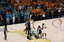 Les joueurs des San Antonio Spurs et des New York Knicks se disputent le ballon au coup d'envoi du match 1 des finales NBA 2026, à l'AT&T Center de San Antonio, le 4 juin 2026.