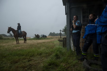 Des gendarmes et un directeur de centre équestre à cheval alors qu'ils se préparent à poursuivre les recherches de Lyhanna, 11 ans, le 4 juin 2026.