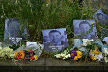 Des hommages floraux en mémoire d'Henry Nowak sont visibles devant le commissariat de Portswood à Southampton, dans le sud de l'Angleterre, le 3 juin 2026.
