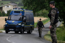 Des gendarmes non loin du lieu où un corps a été retrouvé dans l'enquête sur la disparition de Lyhanna