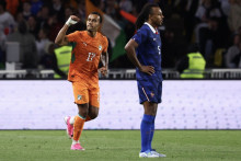 Guéla Doué célébrant son but devant Jules Koundé lors de France-Côte d'Ivoire, le 4 juin 2026 à Nantes.