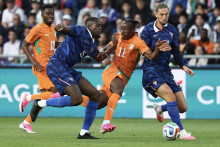 Ibrahima Konaté et Adrien Rabiot autour de Yan Diomandé lors de France-Côte d'Ivoire en match de préparation à la Coupe du monde, le 4 juin 2026 à Nantes.