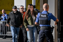 Jacques Moretti (à gauche) et Jessica Moretti (à droite), propriétaires du bar Le Constellation, arrivent à une audience dans le cadre de l'enquête sur l'incendie dévastateur qui a ravagé le bar Le Constellation à Sion le 5 juin 2026.