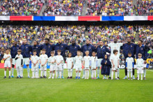 Les joueurs de l'équipe de France entonnent La Marseillaise avant la rencontre face au Brésil (victoire 2-1) au Gillette Stadium de Foxborough (États-Unis), le 26 mars 2026.