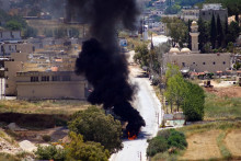 De la fumée s'élève d'un véhicule ciblé par une attaque de drone israélien dans la ville de Nabatiyé, au sud du Liban, le 5 juin 2026.