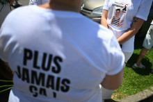 Des participants à la marche blanche pour Lyhanna le 7 juin 2026 à Fleurance, dans le Gers.