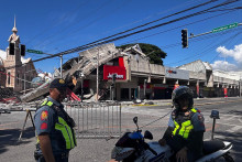 Des immeubles détruits après un séisme de magnitude 7,8 aux Philippines, le 6 juin 2026.