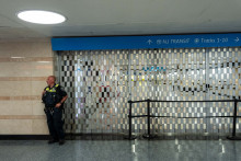 Un agent de police se tient près du lieu d'une agression à l'arme blanche à Penn Station, le 7 juin 2026, à New York.