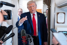 Le président américain Donald Trump s'adresse à la presse à bord d'Air Force One, le 5 juin 2026.