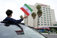 Un fan agitant un drapeau iranien devant l'hôtel des joueurs d'Iran au Mexique, pour la Coupe du monde de foot 2026.