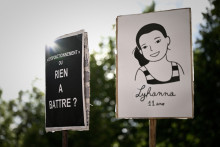 Une pancarte avec un portrait de Lyhanna lors d'un rassemblement le 8 juin 2026 à Bordeaux.