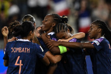 Les Bleues célèbrent le but de Melvine Malard contre l'Irlande lors de la dernière journée des qualifications à la Coupe du monde, le 9 juin 2026 à Grenoble.