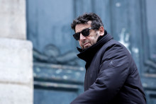Patrick Bruel près de l'église Saint-Roch à Paris en décembre 2024.