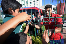 Mehdi Taremi, attaquant de l'équipe d'Iran, signant des autographes à Tijuana, au Mexique en juin 2026.