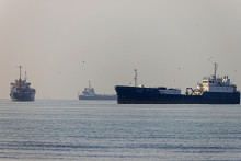 Des navires au large de la plage de Suru, à Bandar Abbas, dans le détroit d'Ormuz, le 1er juin 2026.