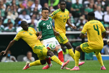 Le Mexicain Roberto Alvarado au milieu des joueurs de l'Afrique du Sud lors du match d'ouverture de la Coupe du monde, le 11 juin 2026 à l'Azteca de Mexico.