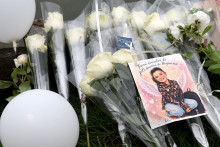 Des roses blanches et des ballons blancs déposés au bord d'un étang à l'issue d'un rassemblement organisé en mémoire de Lyhanna, une fillette de 11 ans décédée, le 9 juin 2026.